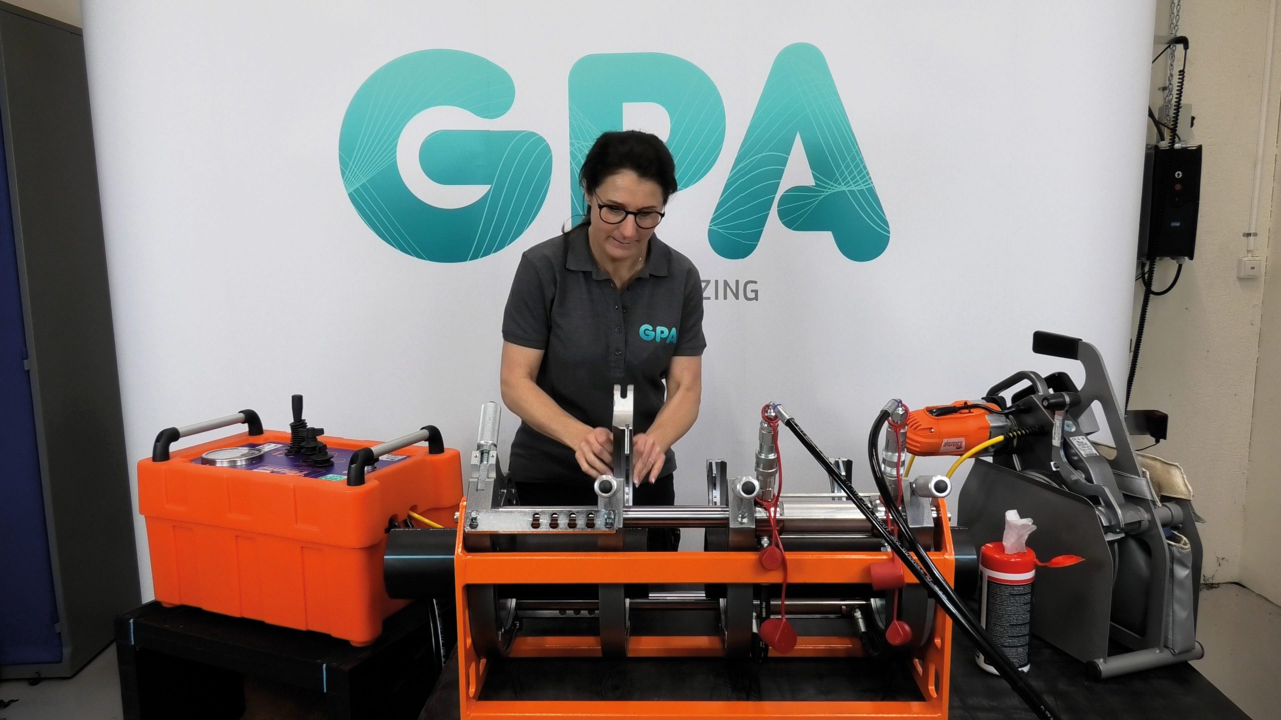 Kvinna står vid en stumsvets.